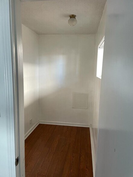 Bonus room empty - 3813 Huron Ave