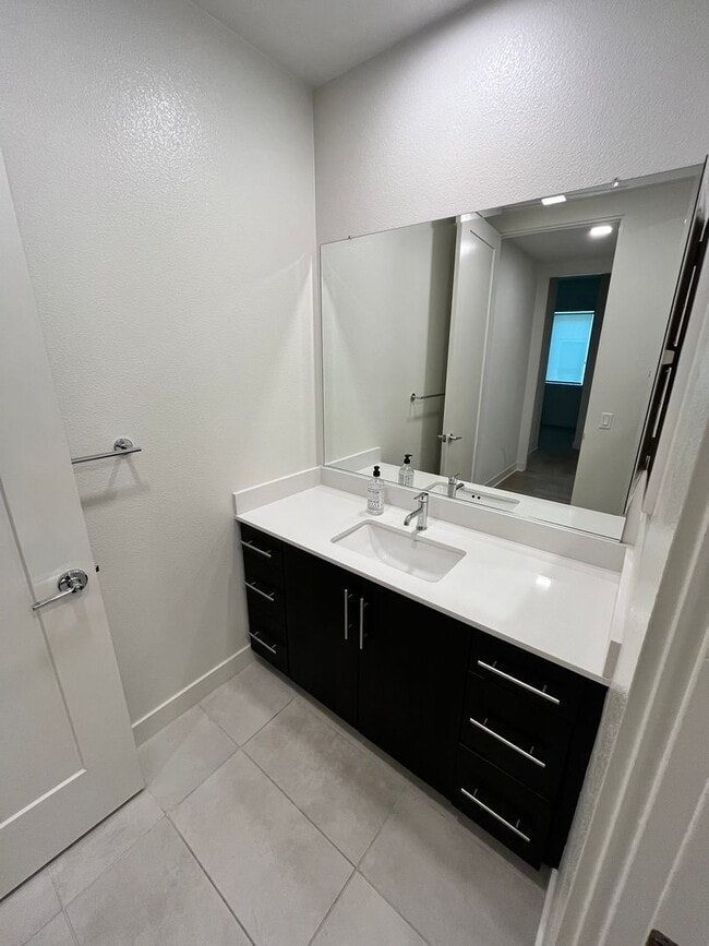 Building Photo - Modern Mission Valley Condo Near Civita Park