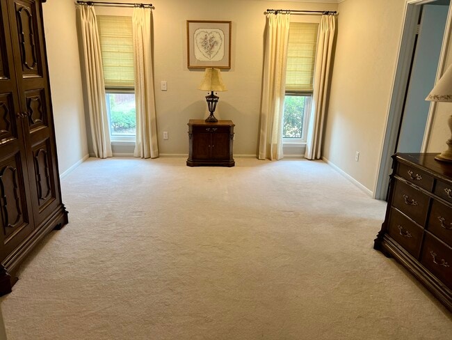 Building Photo - 1707 Mayflower Dr