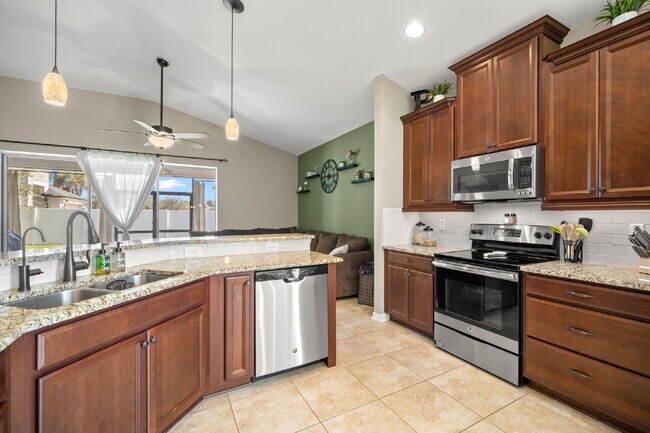 Building Photo - Beautiful Home For Rent in Brandon!