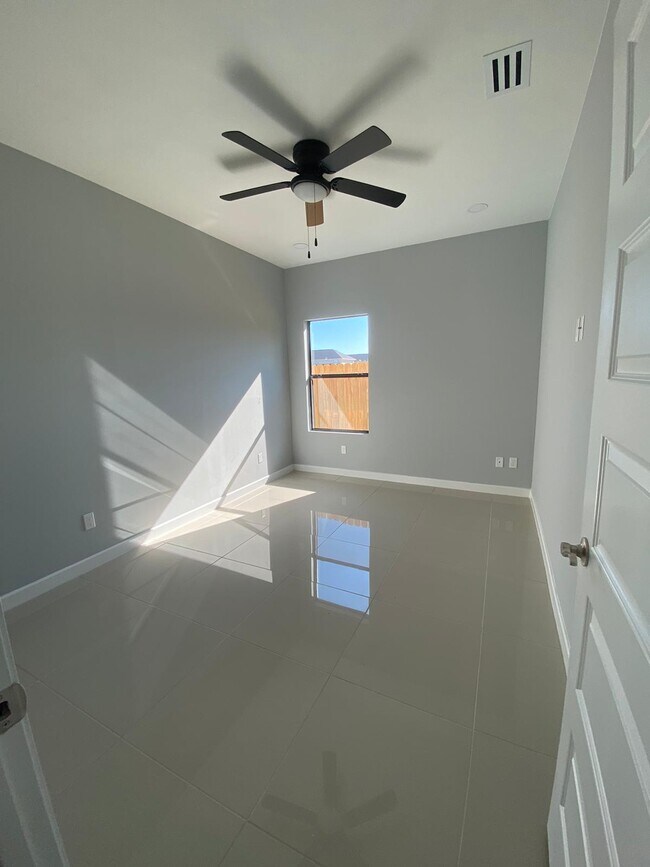 Building Photo - 803 S Los Ebanos Rd
