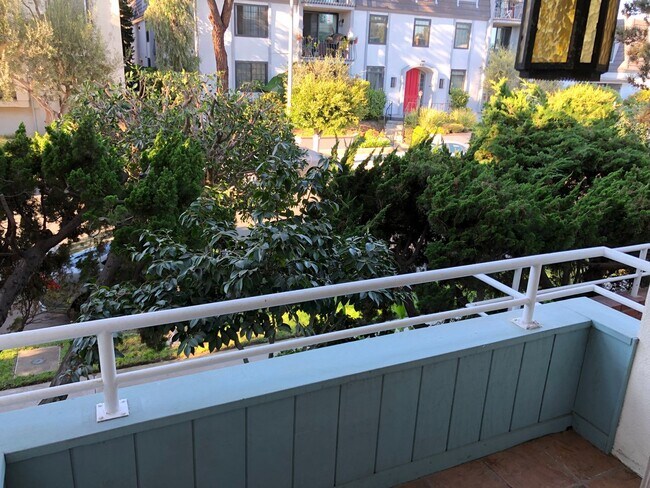 Building Photo - Charming sunny 1 bdrm w/hardwood in Playa Del Rey