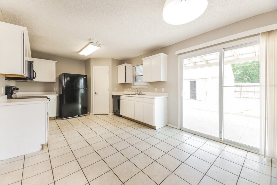 Building Photo - 1024 Springcreek Dr