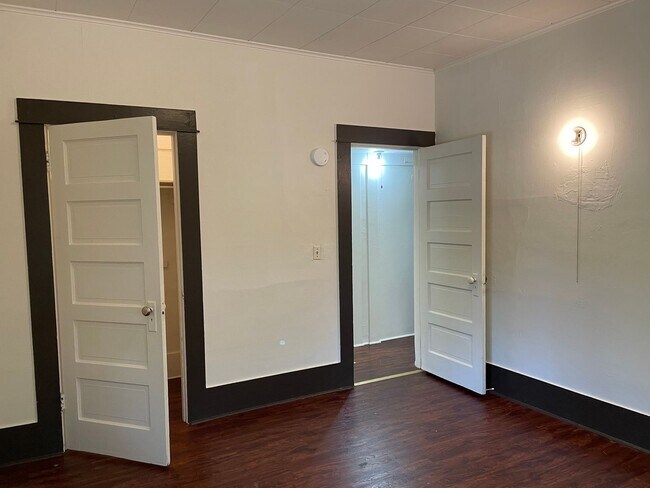 Building Photo - Beautiful Wood Details-Charming 1 Bedroom 1 Bath