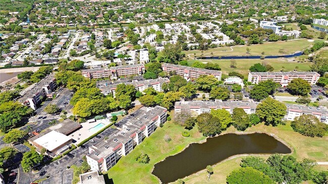 Building Photo - 1030 Country Club Dr