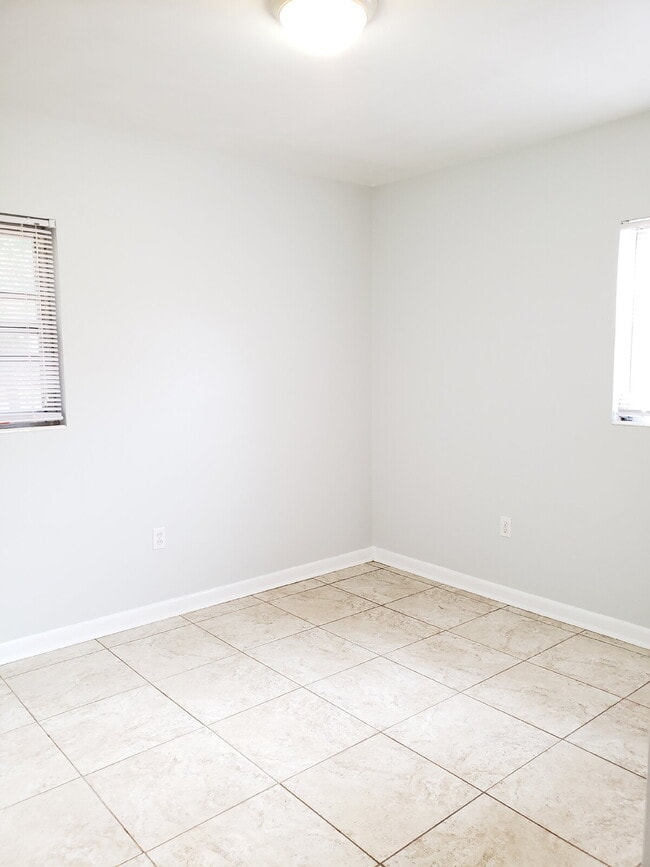 Building Photo - "Charming 3-Bed Oasis with 1.5 Baths in Fo...