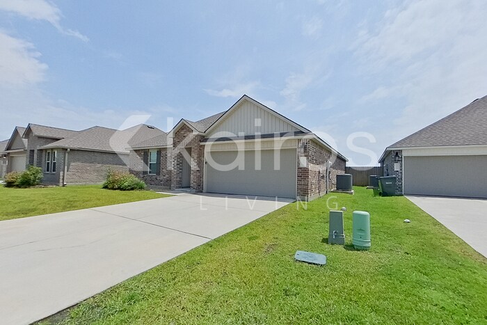 Building Photo - 402 Mango Dr