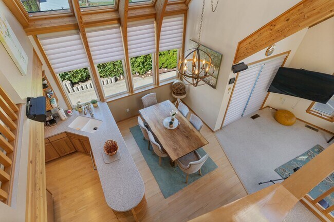 Building Photo - Luxurious Fully Furnished 3-Bedroom, 4-Bat...