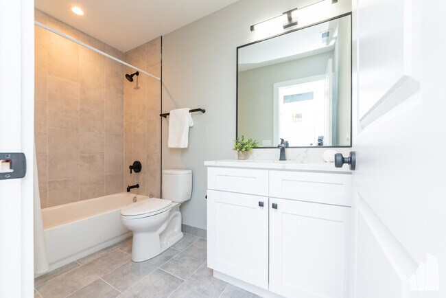 Building Photo - 2020 W Montrose Ave