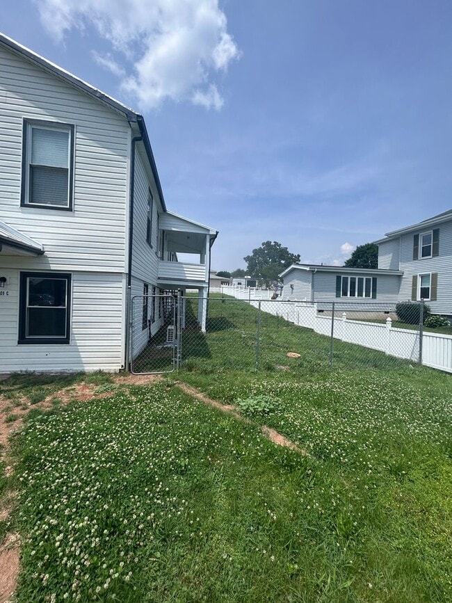 Building Photo - Larger Renovated 2 Bed / 1 Bath Apartment ...