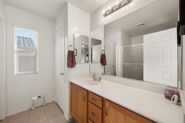 Building Photo - Move in ready 3 bedroom plus a den!