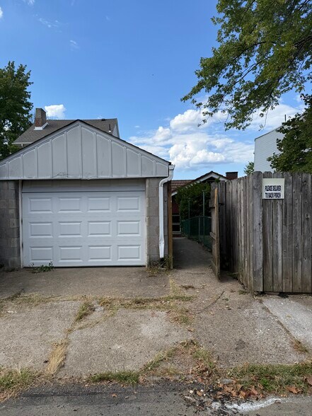 Garage - 2024 Perrysville Ave