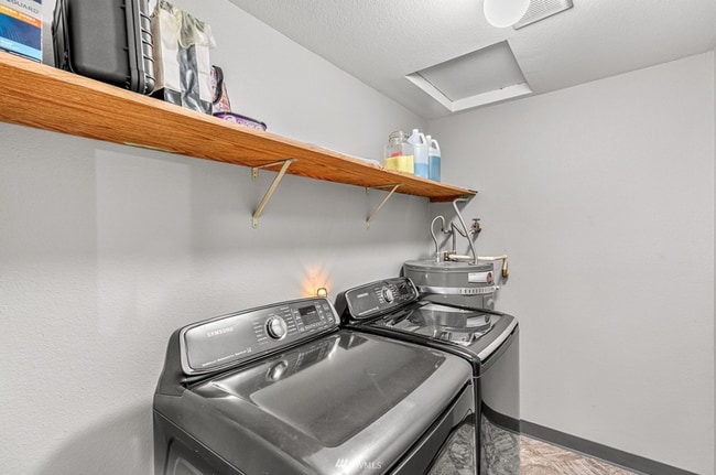 Building Photo - 2-Bedroom Condo with Vaulted Ceilings and Community Amenities in Everett