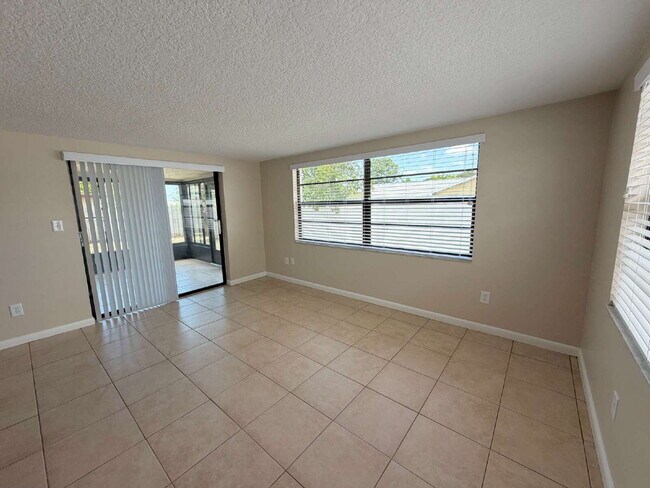 Building Photo - Spacious 2/2 with home with fenced yard in great Port Richey location.
