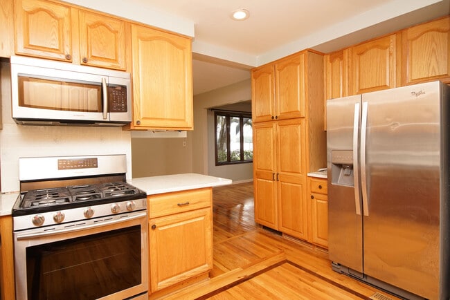 Building Photo - 223 S Bayshore Dr