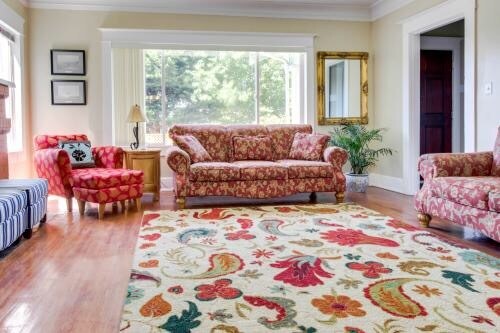 Livingroom full Bright Sun & Big giant windows - 5006 8th Ave NE