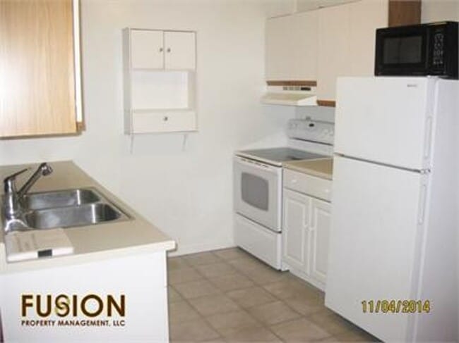 Building Photo - 2 bedroom condo Heat Included and Pool!