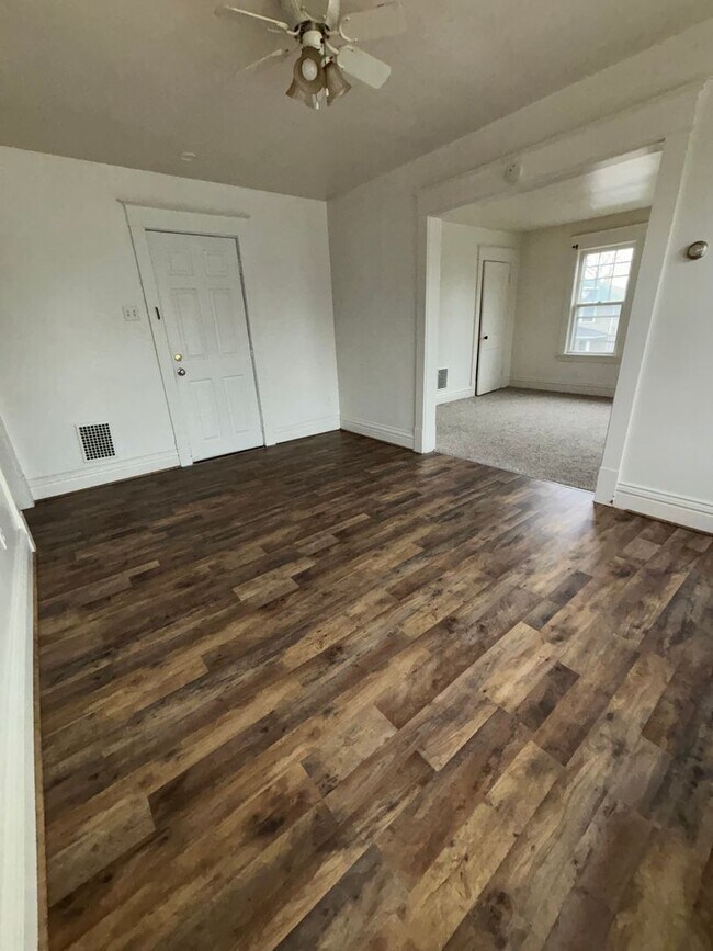 Building Photo - 512 E Hillcrest Ave