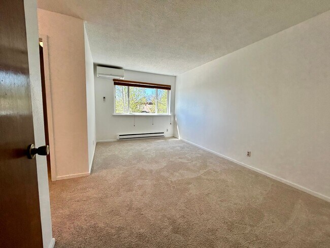 Building Photo - Beautiful & Bright Corner Condo in North Boulder