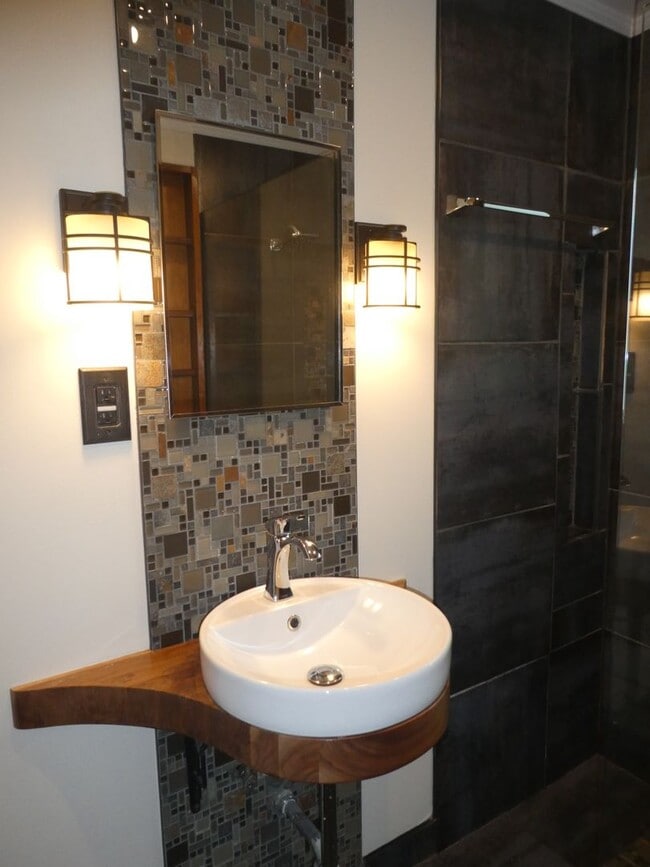 Building Photo - Charming Home Downtown