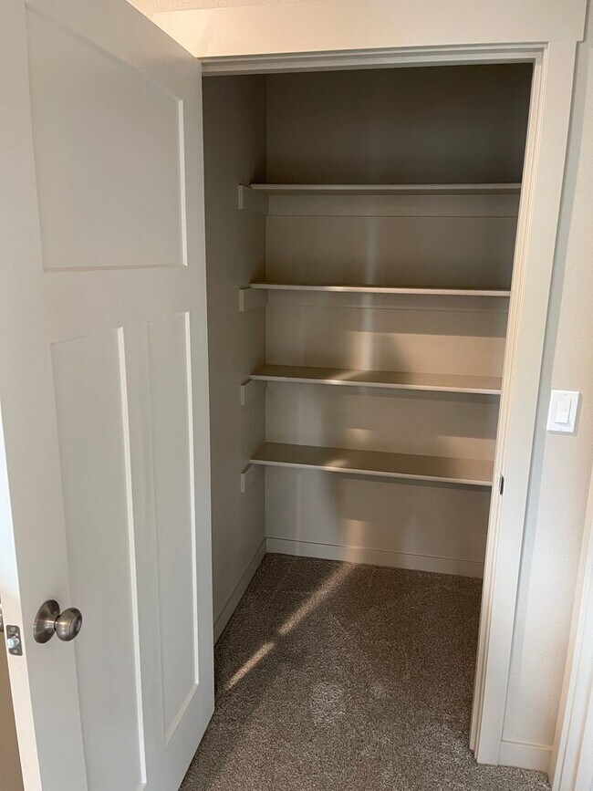 Building Photo - Three Bedroom Pet Friendly Townhouse!