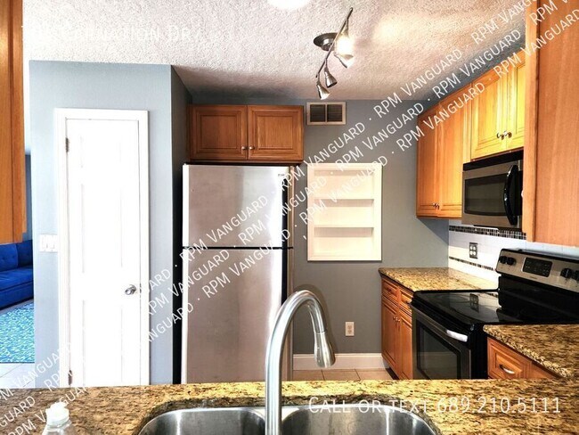 Building Photo - 704 Carnation Dr