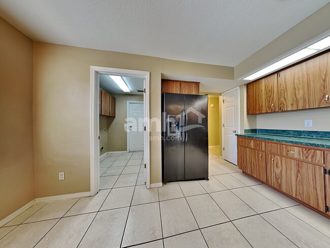 Building Photo - 220 Bryan Oak Avenue