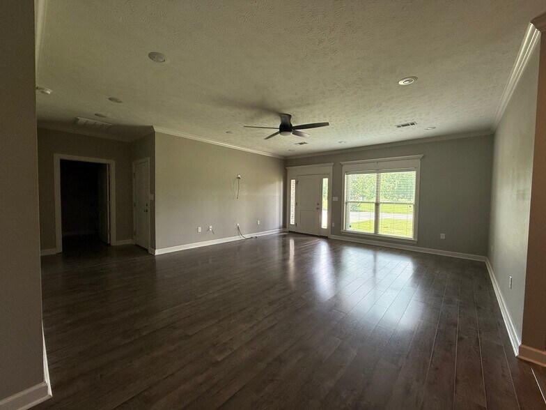 Building Photo - 1220 Andrews Dr