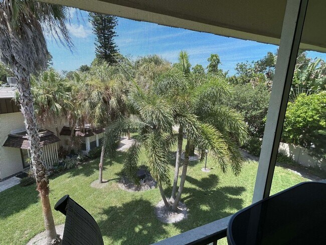 Building Photo - Updated 1 Bed/1.5 Bath Near the Beach! Great Amenities