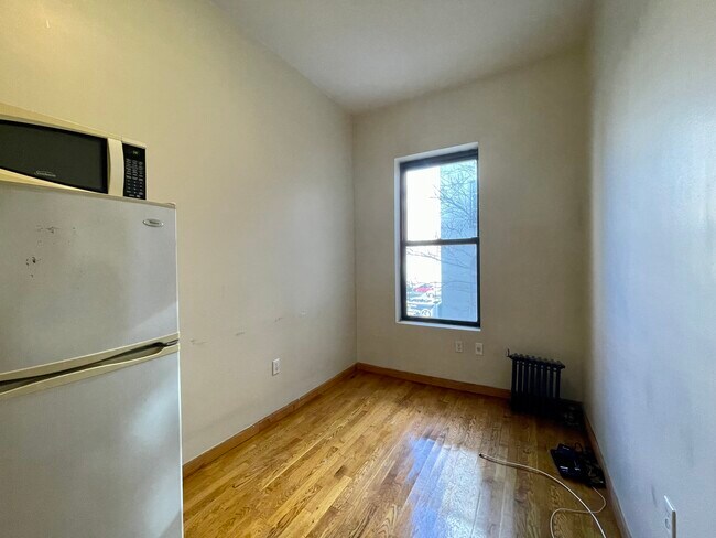 Building Photo - 133 E 110th St