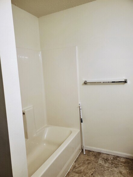 Building Photo - 10 Bridgewater Trl