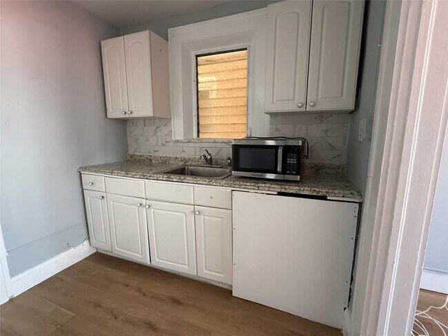 Building Photo - 1621 Van Buren St