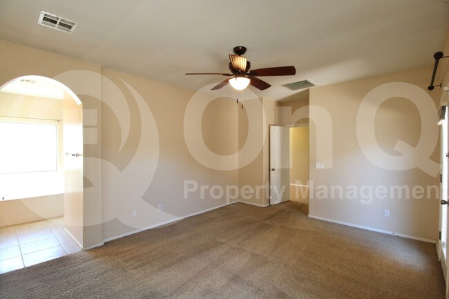 Building Photo - 995 E Blue Spruce Ln