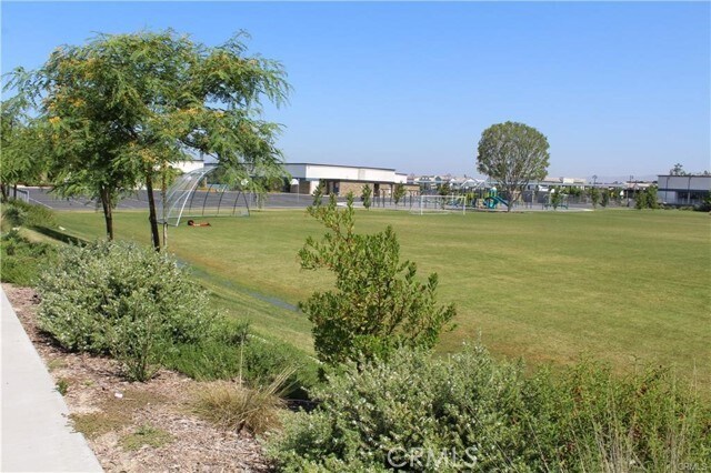 Building Photo - 140 Paramount