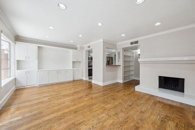 Building Photo - 8978 Chatsworth Dr