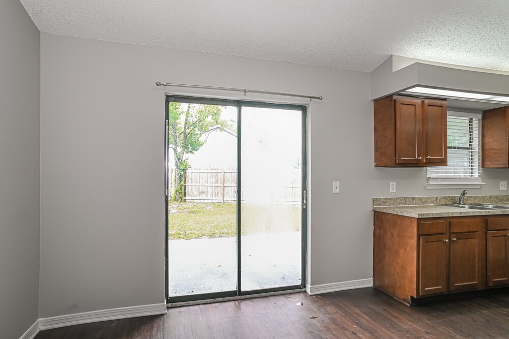 Building Photo - 6221 Alfredo Dr W