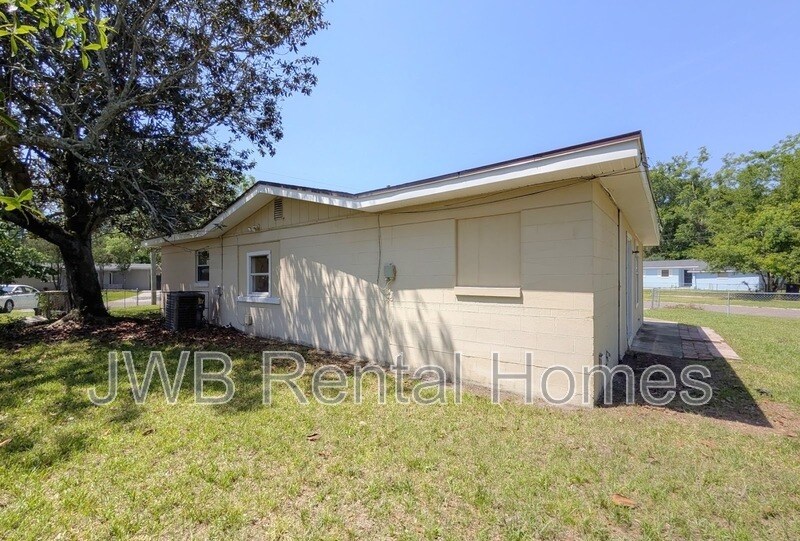 Building Photo - 2223 Eudine Dr W