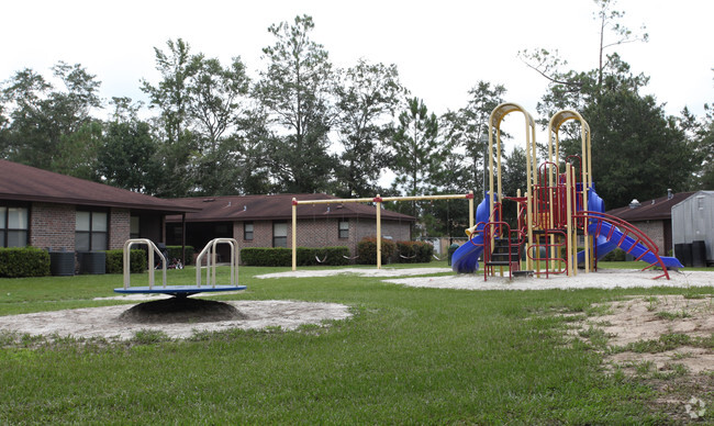 Building Photo - Pine Tree Apartments