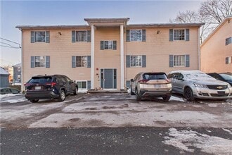 Building Photo - 20 Oak St