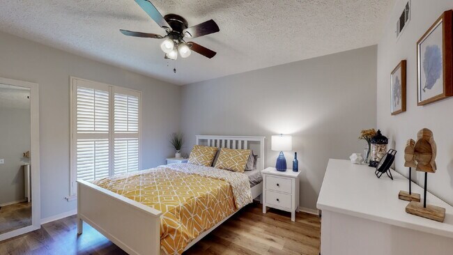 Building Photo - 5 Dorchester Ct