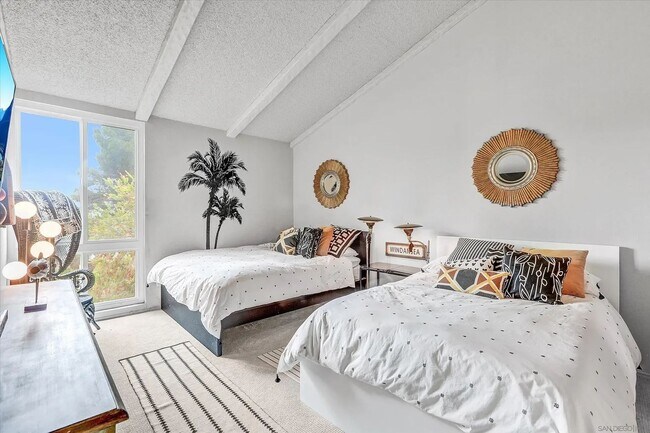 Building Photo - JUST BLOCKS TO THE BEAUTIFUL WIND AND SEA BEACHES!