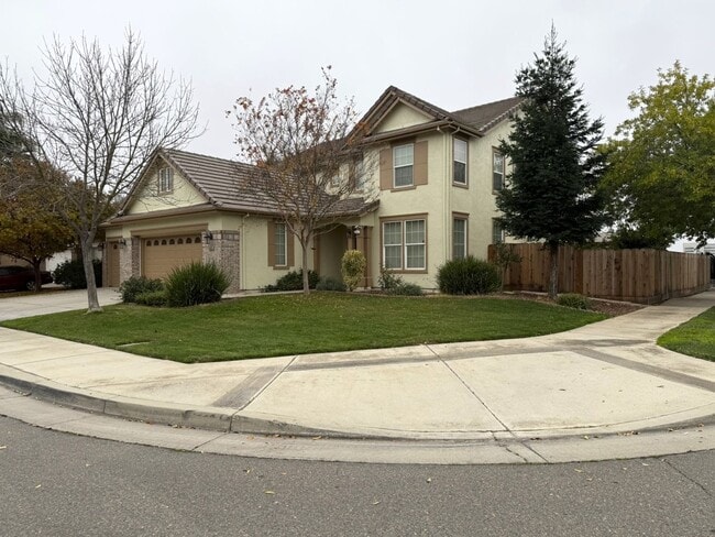 Building Photo - Lovely 5/3 with a desirable downstairs bedroom.