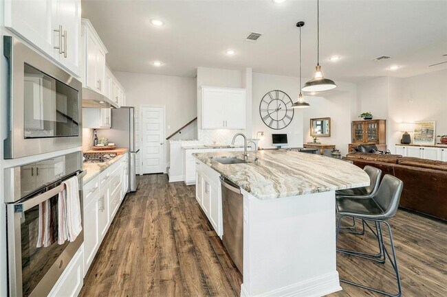 Building Photo - 805 Karst Cv