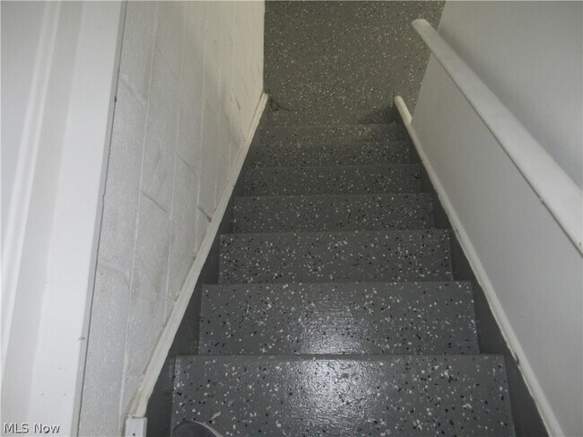 Building Photo - 5095 Edenhurst Rd