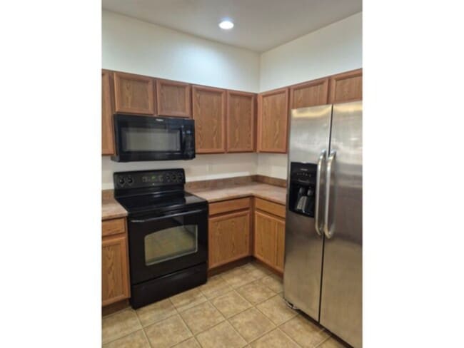 Building Photo - Townhome