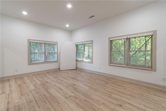 Building Photo - 651 Briarleigh Way