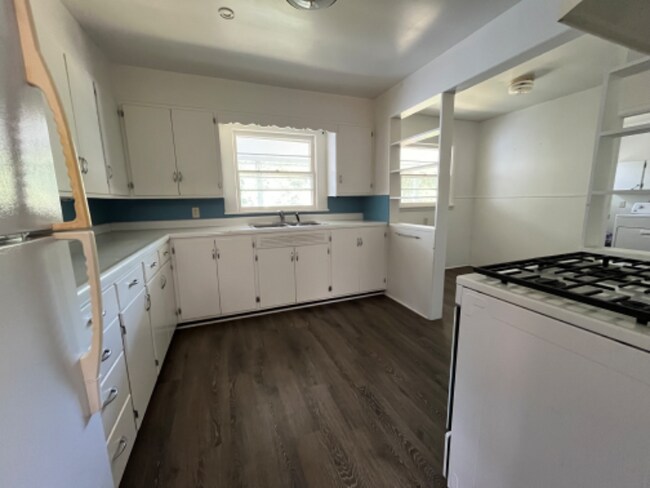 Building Photo - 1059 4th St