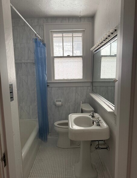 Bath with tub/shower - 40 W Tompkins St