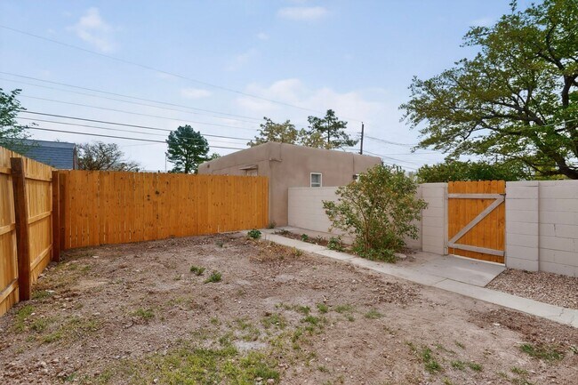 Building Photo - 714-714 Madison St NE