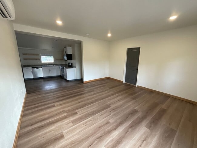 Building Photo - 547 E Hickory St